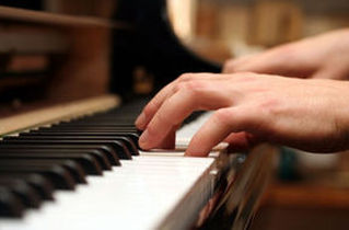 piano player london